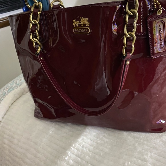 ♥️Authentic Burgundy Coach patent Leather w/ Gold hardware & Original hang tag - Picture 13 of 17